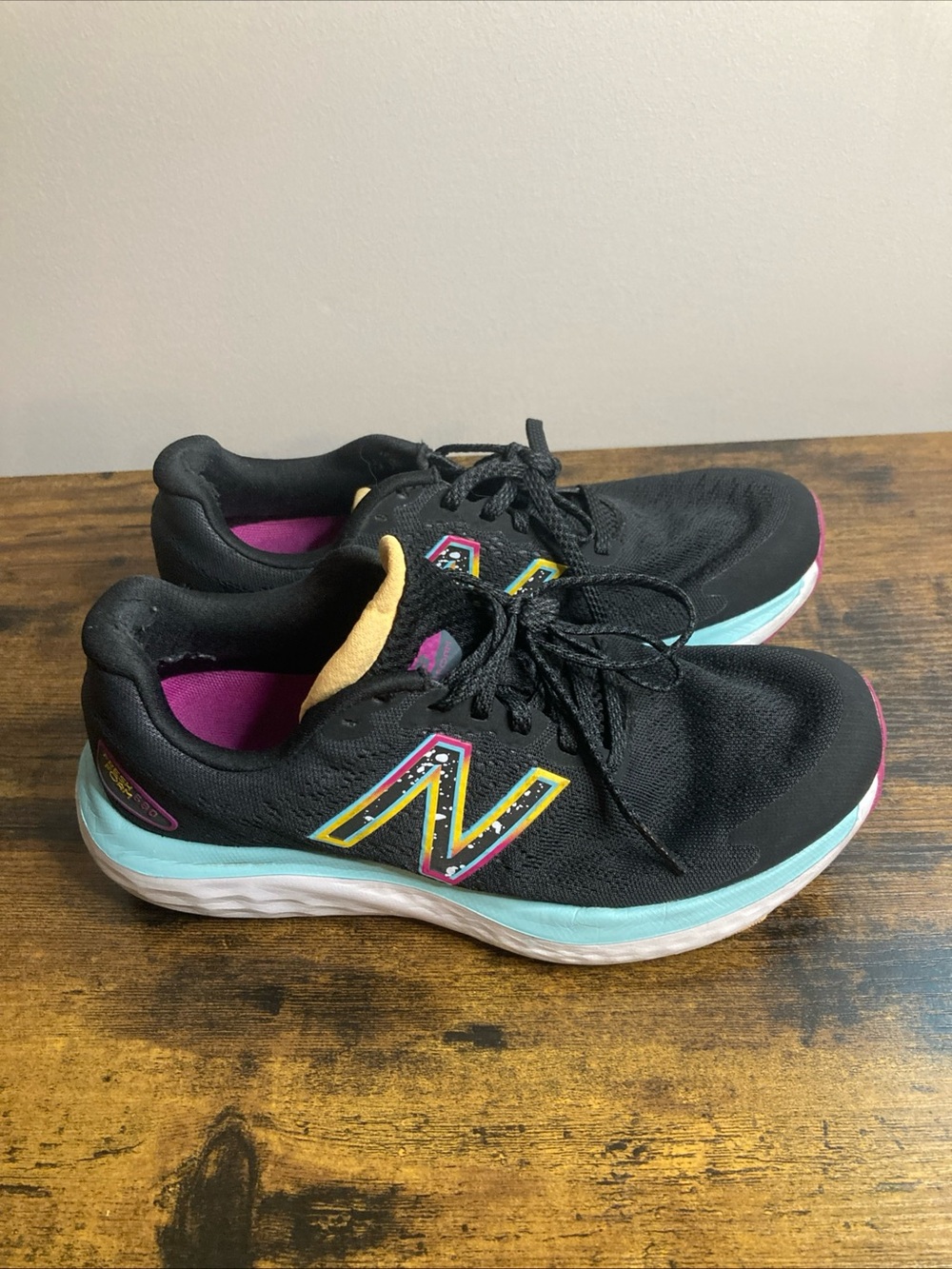 New Balance Sz 8 Womens Fresh Foam 680v7 - Black Pink Surf Light Blue Teal